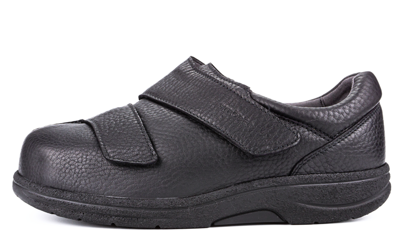 Der MARVIN SoftCalf Schuh in schwarz steht auf einem hellen Untergrund und zeigt seine elegante Form und hochwertige Verarbeitung.