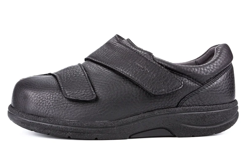 Der MARVIN SoftCalf Schuh in schwarz steht auf einem hellen Untergrund und zeigt seine elegante Form und hochwertige Verarbeitung.