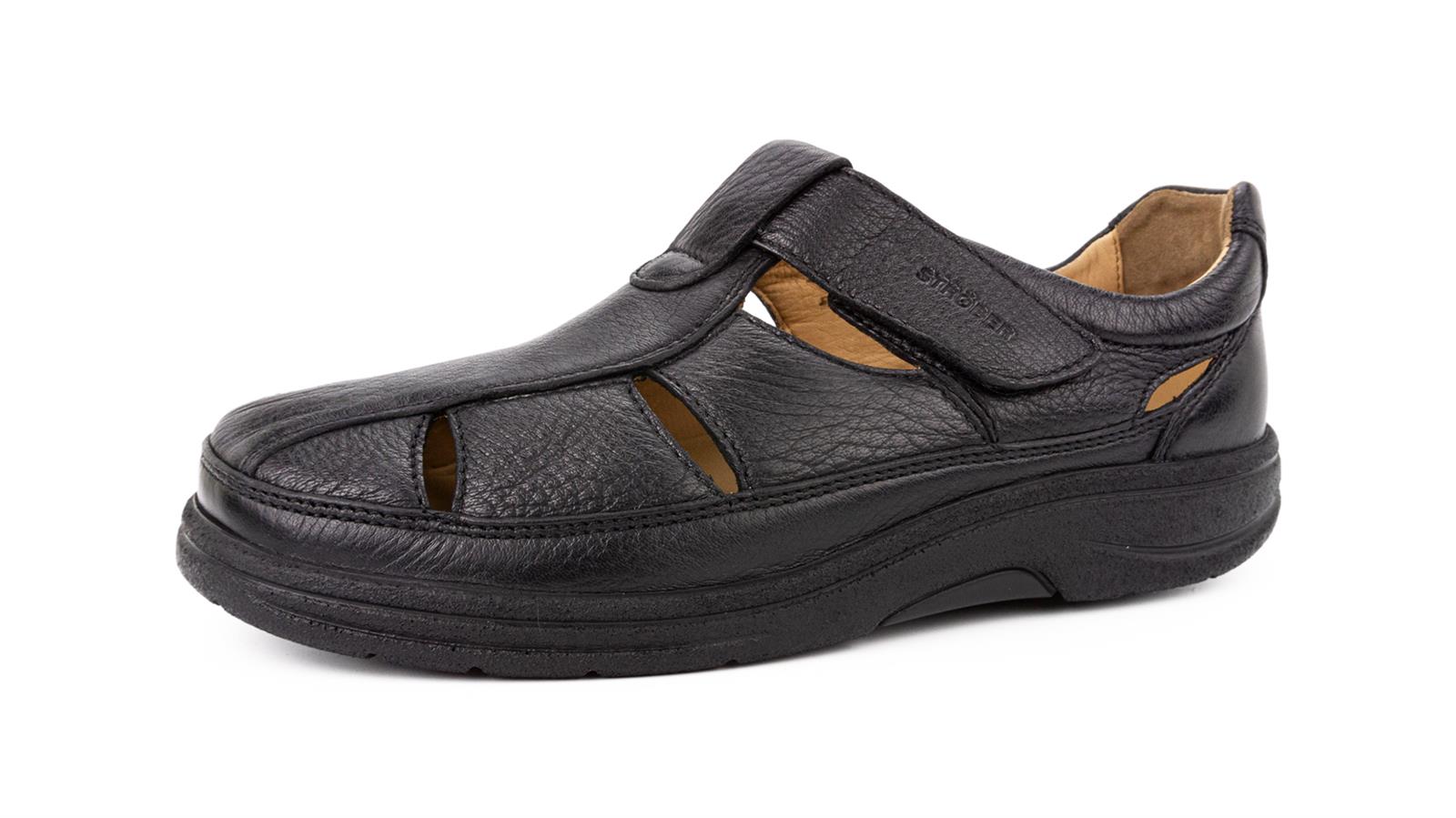 Schwarze MAURICE Schuhe aus Hirschleder, elegant positioniert auf einem hellen Untergrund, umgeben von natürlichem Licht.