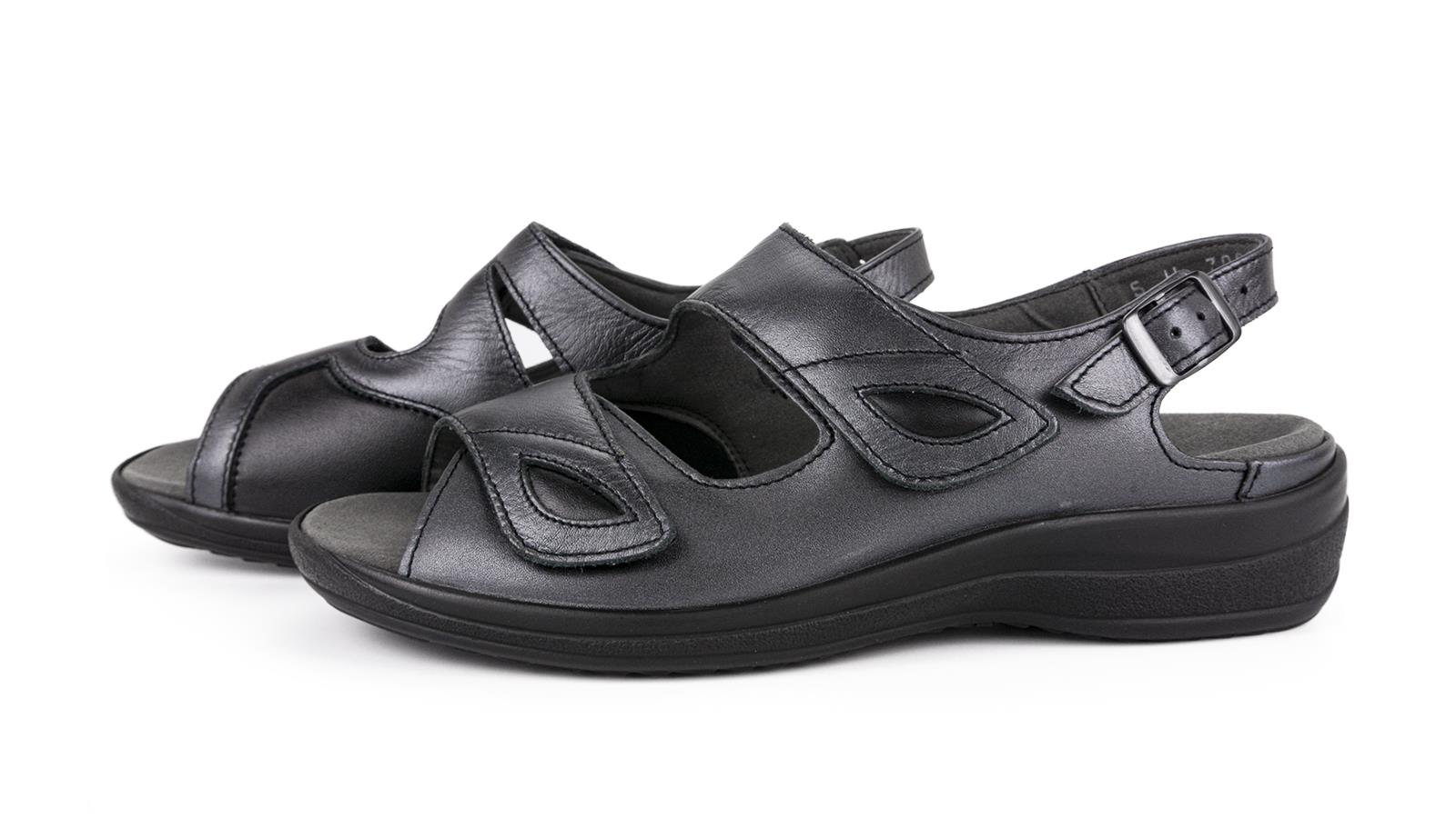 Schwarze HELGA Schuhe aus Perlato und StretchNappa, elegant auf einem neutralen Hintergrund platziert.