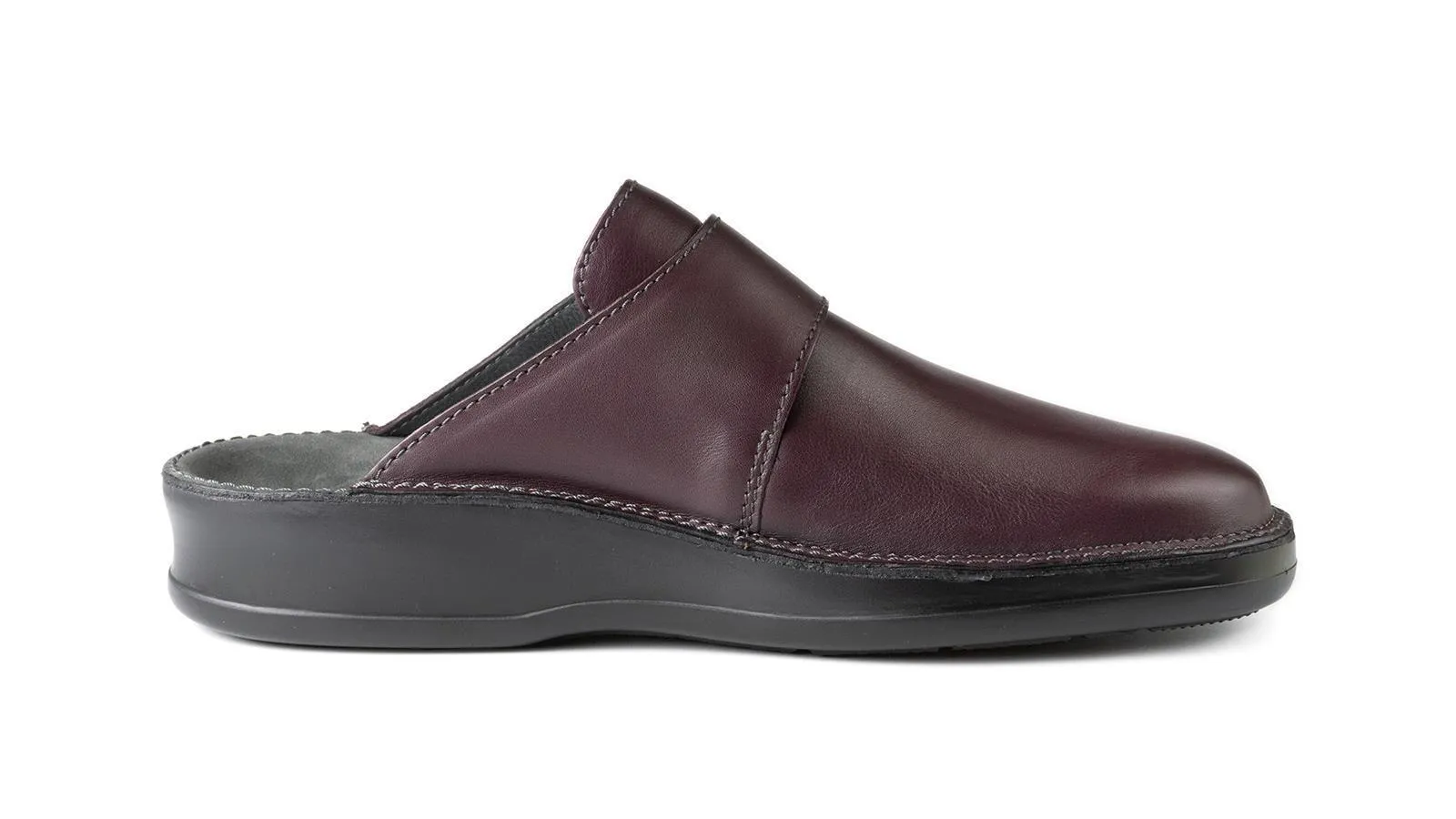 Der ANTON Schuh aus Nappa in bordeaux steht auf einem hellen Untergrund und zeigt seine elegante Form sowie die hochwertige Verarbeitung.