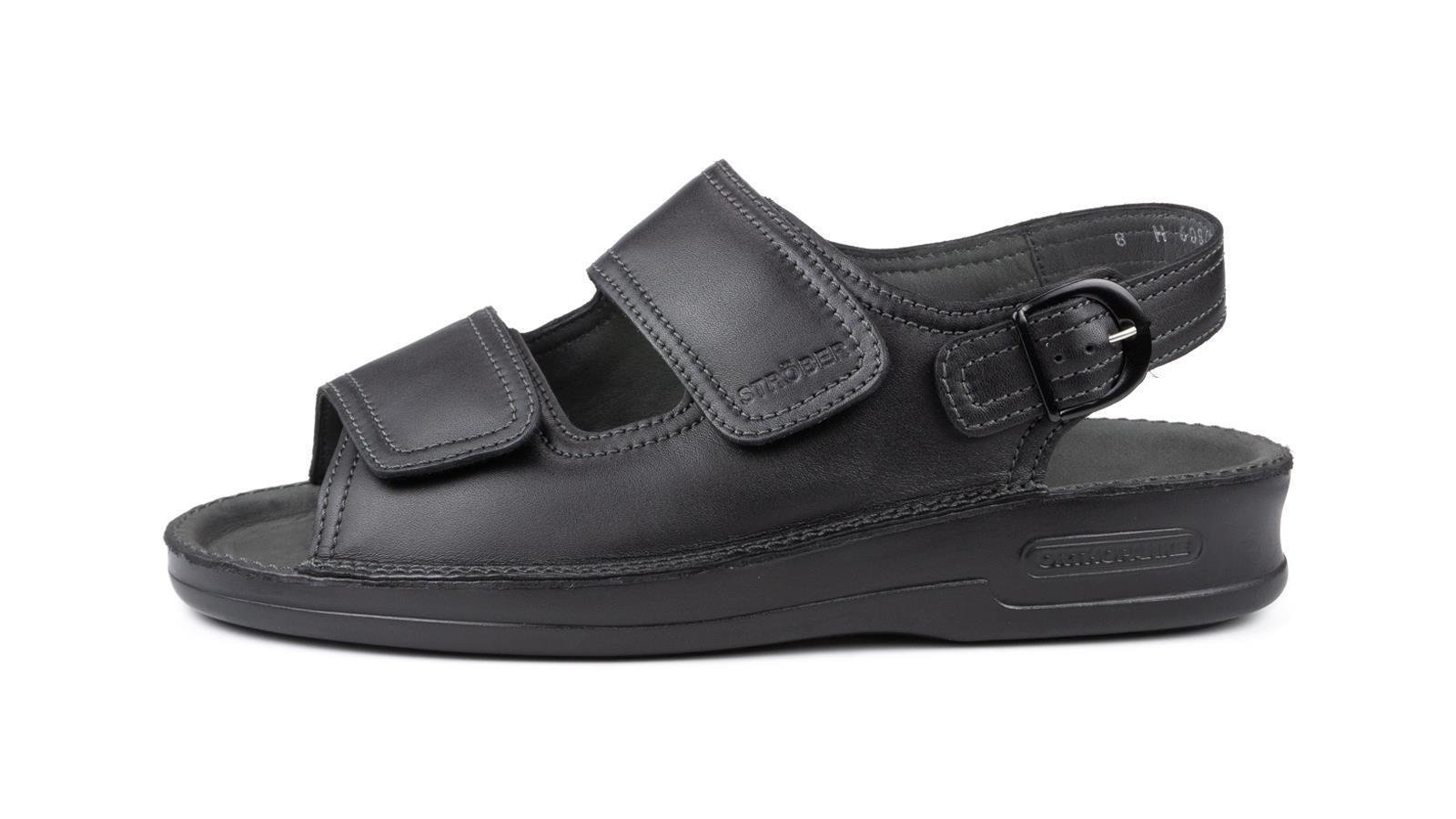 Der Schuh ADRIAN in Schwarz aus SportNappa steht auf einer hellen Oberfläche und zeigt sein modernes Design und die bequeme Passform.