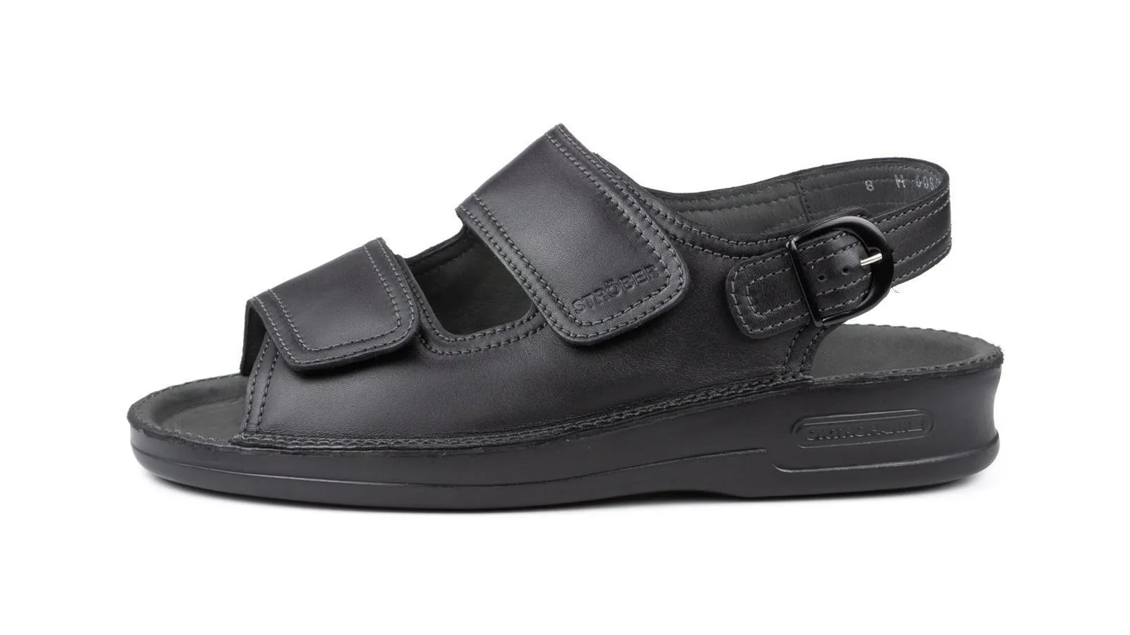 Der Schuh ADRIAN in Schwarz aus SportNappa steht auf einer hellen Oberfläche und zeigt sein modernes Design und die bequeme Passform.