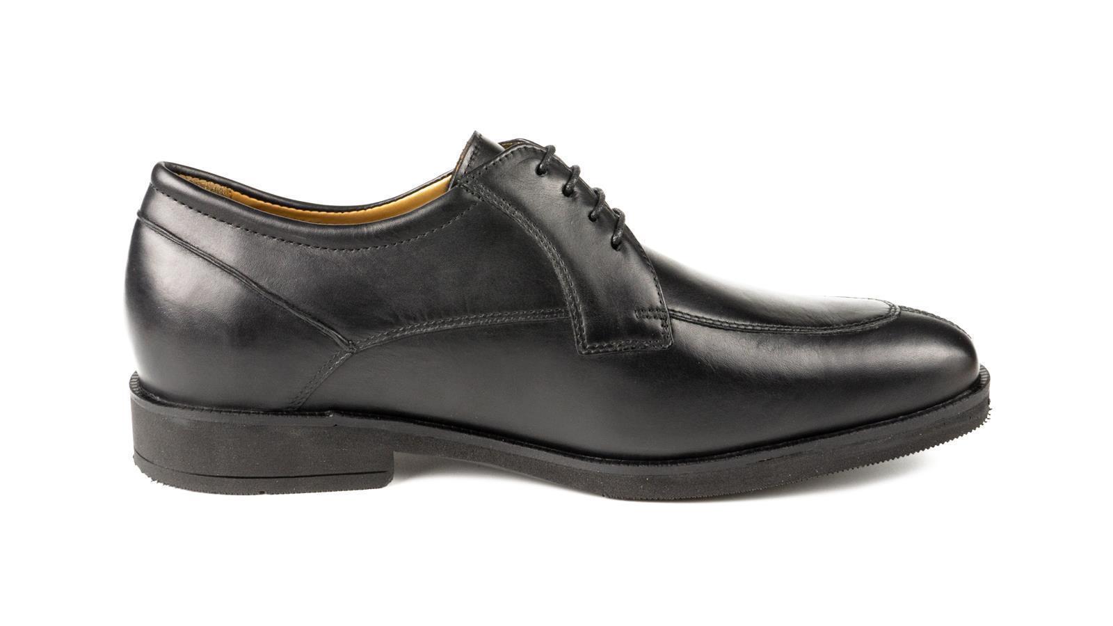 Der schwarze BusinessNappa Schuh FELIPE präsentiert sich elegant auf einem holzfarbenen Untergrund, perfekt für formelle Anlässe.