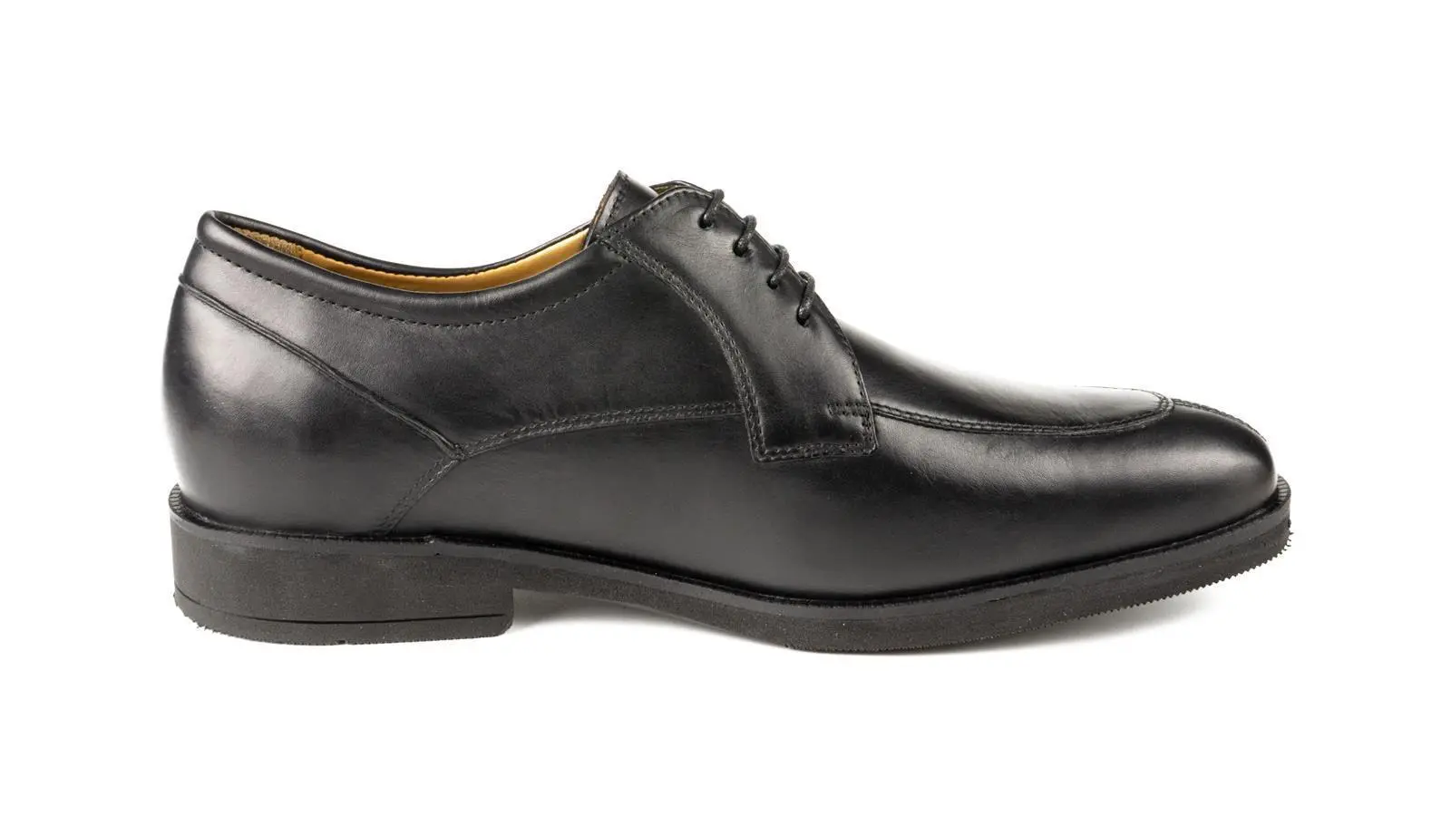 Der schwarze BusinessNappa Schuh FELIPE präsentiert sich elegant auf einem holzfarbenen Untergrund, perfekt für formelle Anlässe.