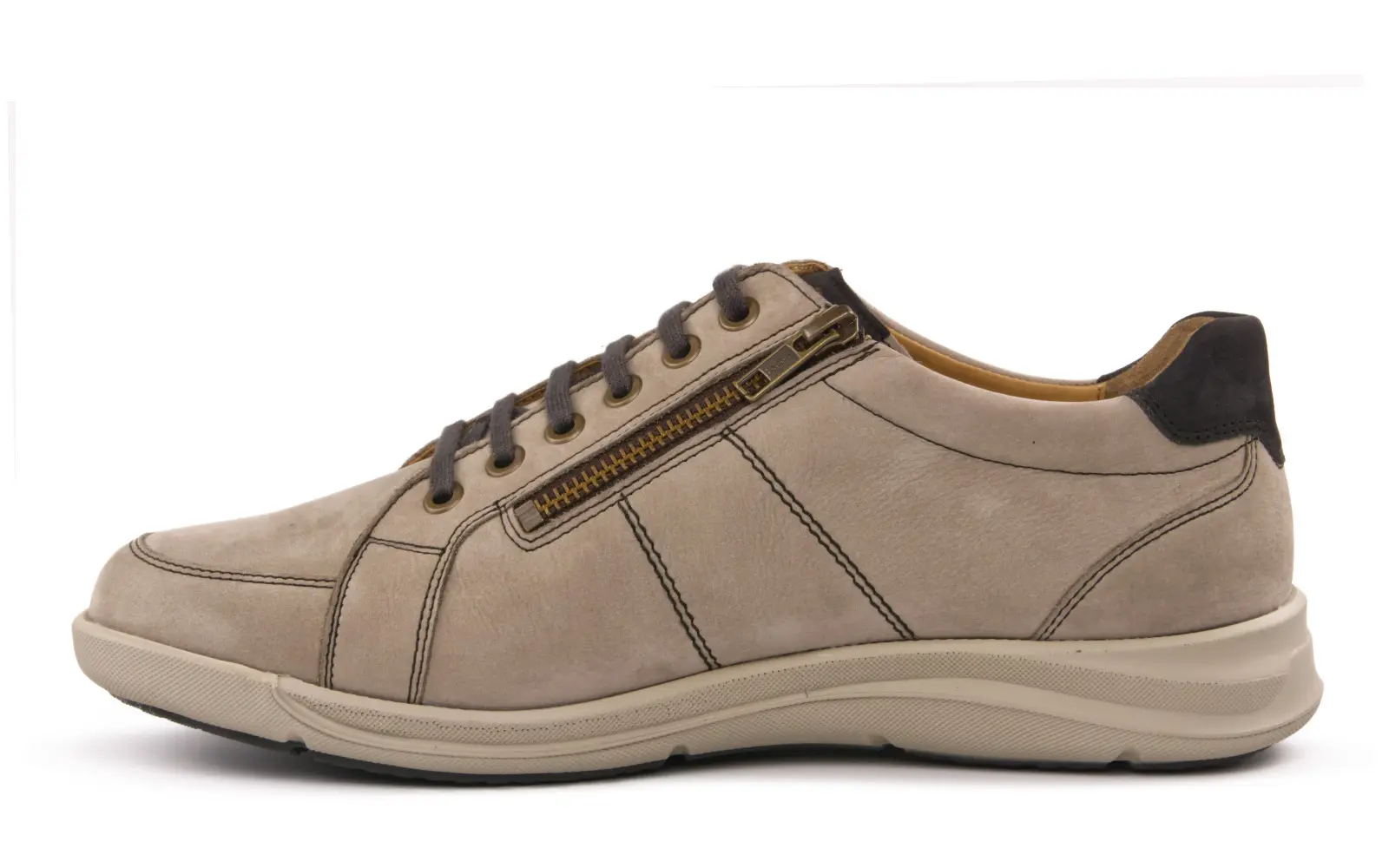 Der Schuh PASCAL Nubuk in kiesel+schiefer, elegant im Profil, liegt auf einem hellen, strukturierten Untergrund.