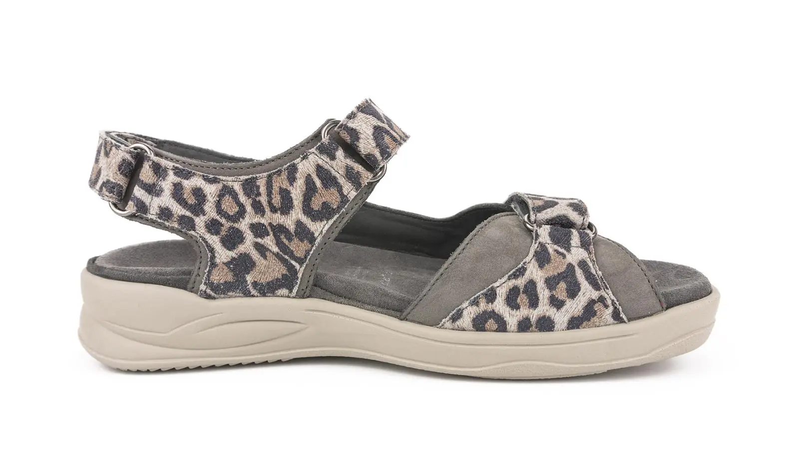 Das Bild zeigt den eleganten Schuh KASSANDRA aus VelourNubuk in beigebraun-grey, seitlich positioniert auf einem hellen Hintergrund.