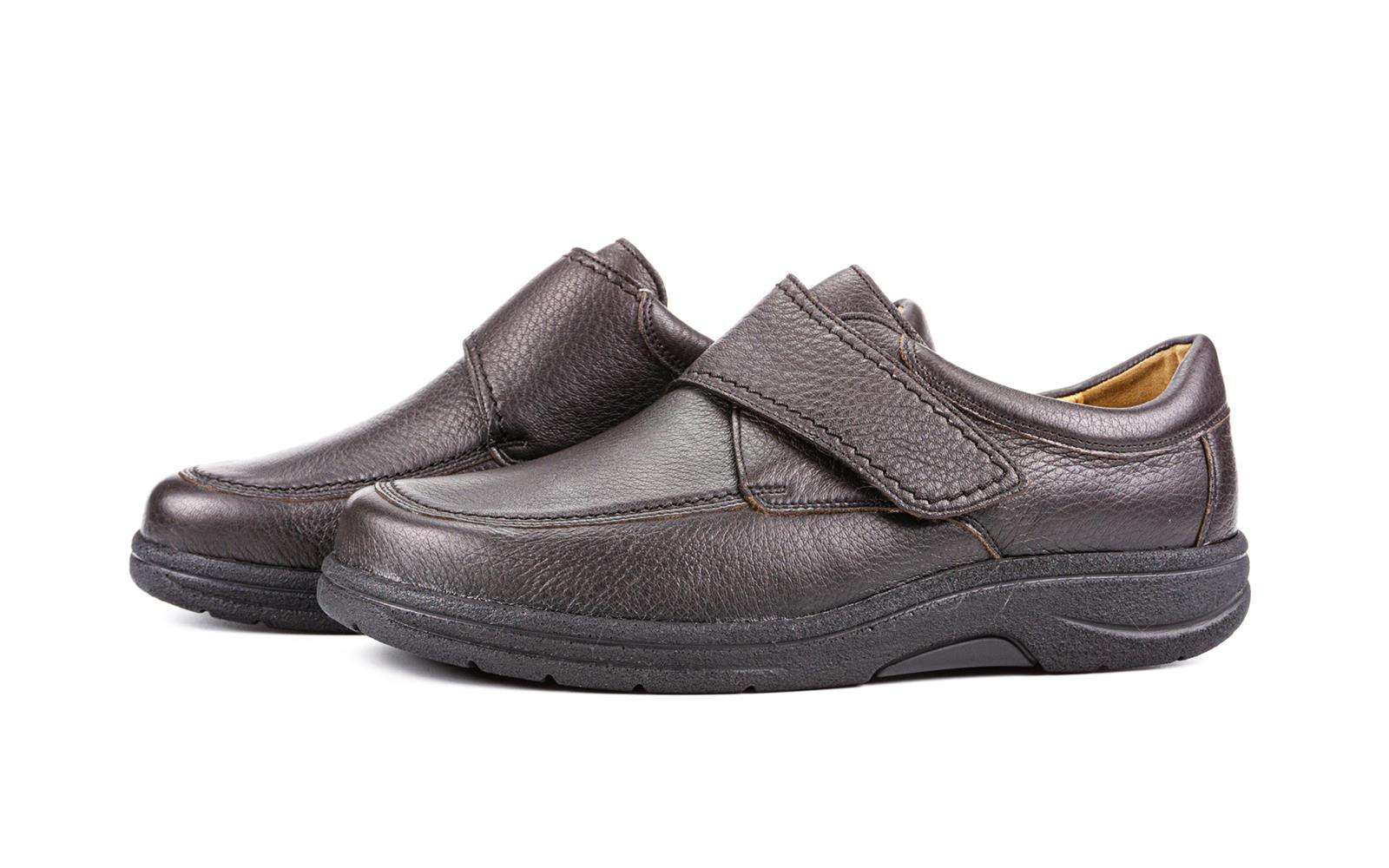 Der Schuh MAX in Hirschleder, Espresso-Farbe, Weite H/J, elegant im Profil dargestellt, hebt die hochwertigen Materialien und die stilvolle Form hervor.