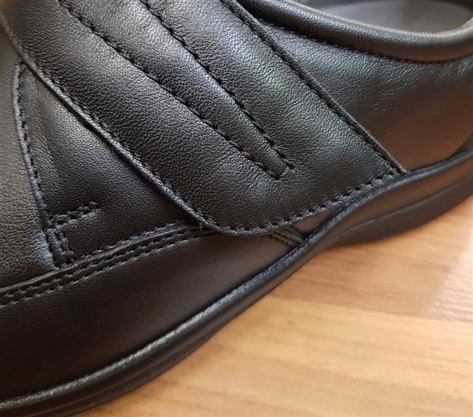 Schwarze MASCHA Nappa-Stretch Schuhe in Weite M, elegant und bequem, seitlich abgebildet auf neutralem Hintergrund.