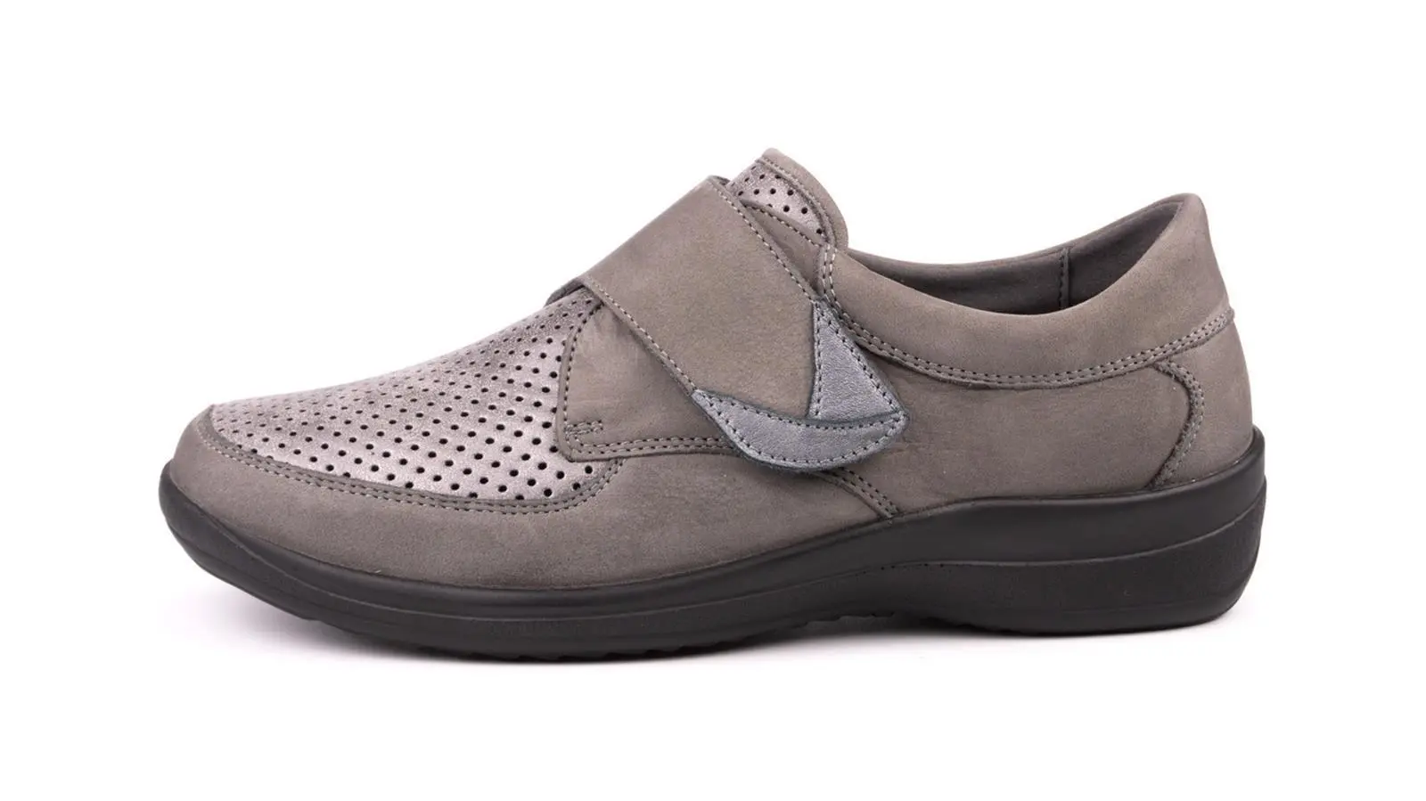 Die grauen Nubuk-StretchUsed Schuhe MARTA stehen seitlich auf einem hellen Untergrund, betonen ihr modernes Design und die bequeme Passform.