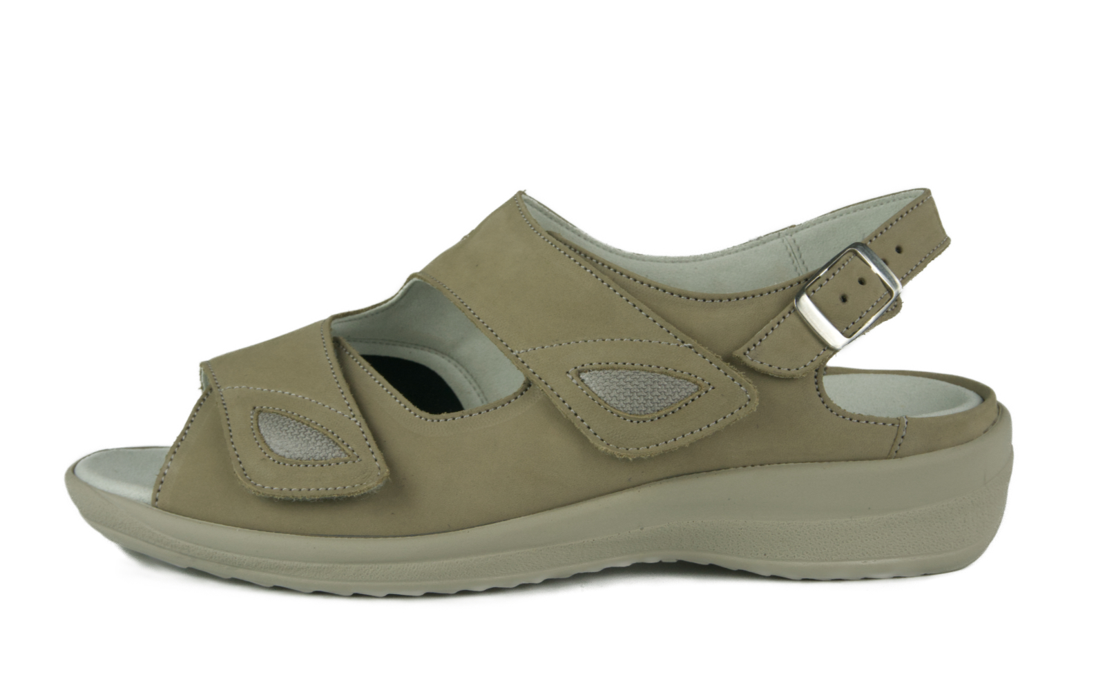 Der Schuh HELGA Nubuk+StretchTetra in stein+marmor ist elegant seitlich positioniert, gezeigt auf einer neutralen Unterlage mit Fokus auf die Materialdetails.