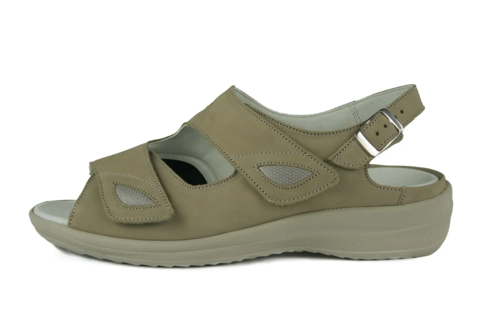 Der Schuh HELGA Nubuk+StretchTetra in stein+marmor ist elegant seitlich positioniert, gezeigt auf einer neutralen Unterlage mit Fokus auf die Materialdetails.