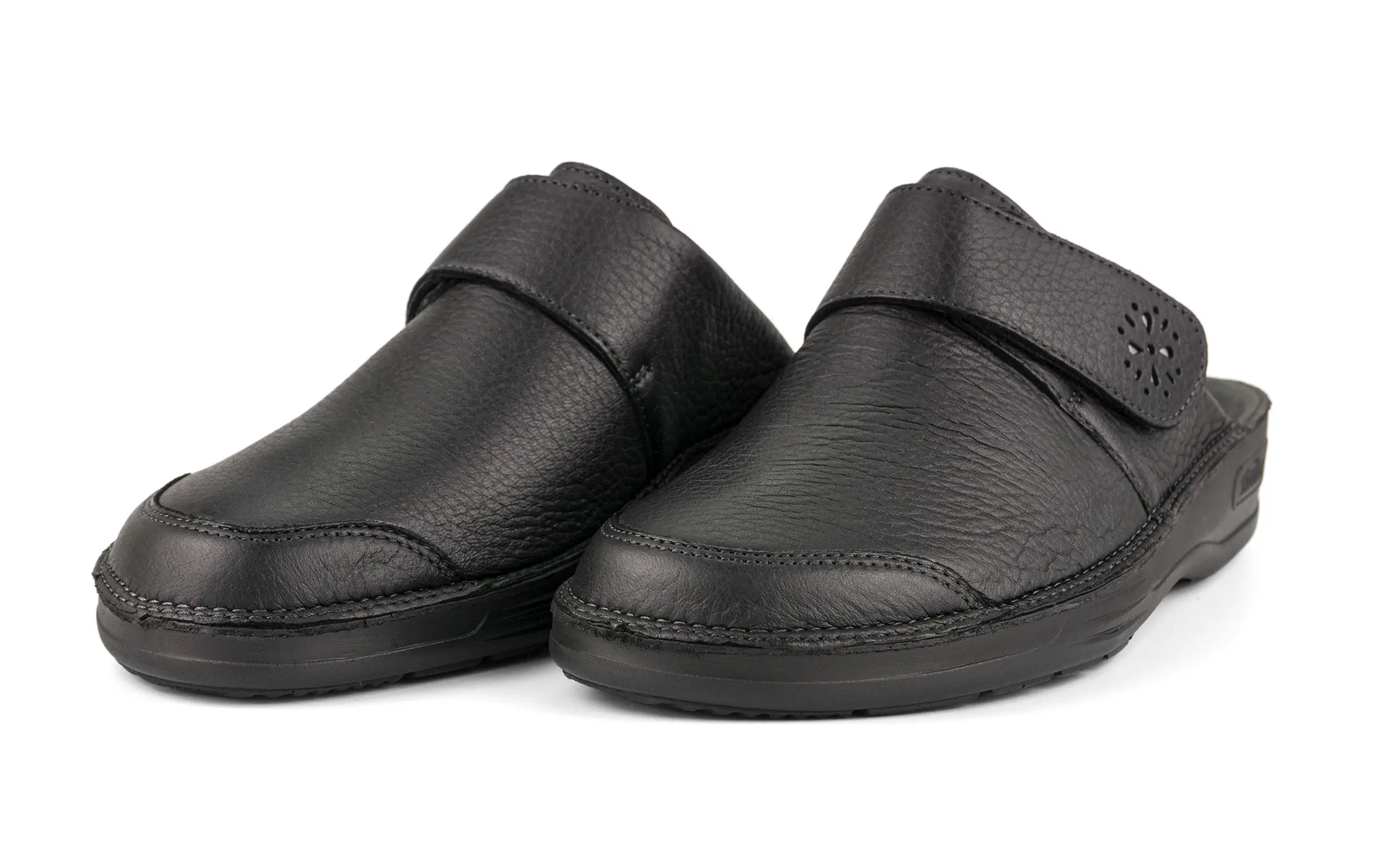Schwarze AMY Schuhe aus Hirschleder, elegant und bequem, aus der Seitenansicht präsentiert.