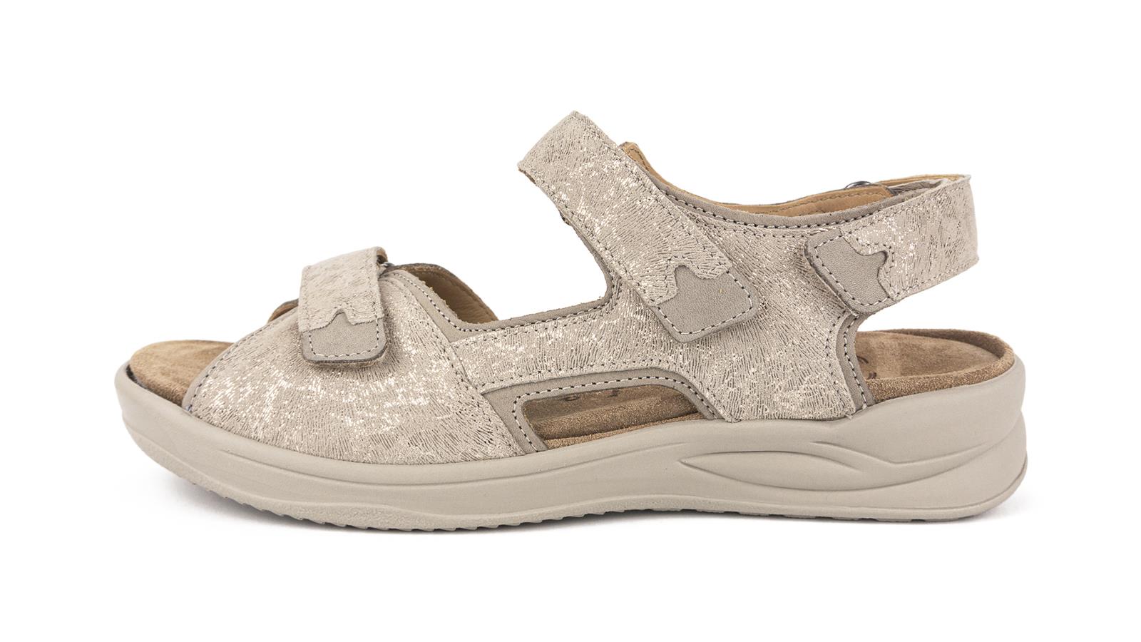 Der Schuh KASSANDRA aus LammVelour in sand und kiesel liegt elegant auf einer neutralen Oberfläche, um die Farben und Textur hervorzuheben.