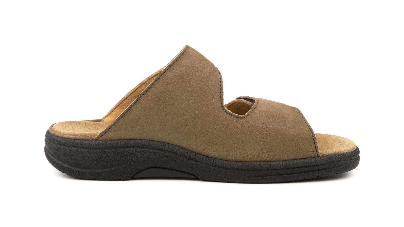 Der Schuh MORITZ aus Nubuk in torf steht auf einem hellen Untergrund, mit Fokus auf Details und die weiche Textur des Materials.