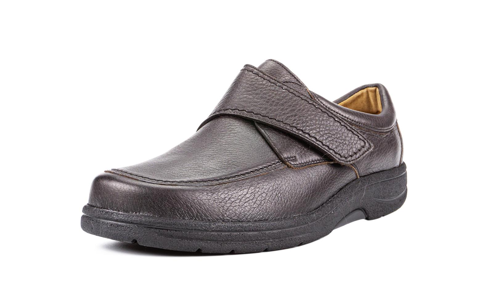 Der Schuh MAX in Hirschleder espresso, Weite H/J. Seitlich auf einem neutralen Hintergrund positioniert und zeigt eine elegante Form.