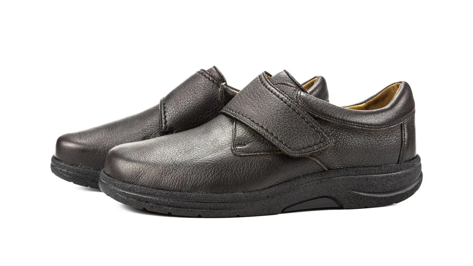 Der Schuh MARLON in espresso aus Hirschleder liegt elegant nebeneinander auf einem hellen Untergrund.