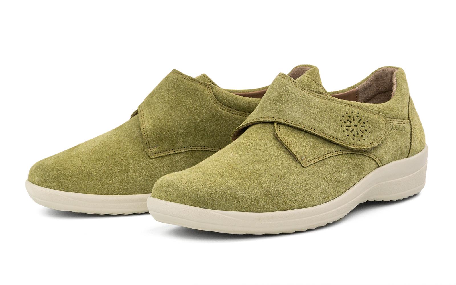 Ein Paar MARLA Velour Schuhe in Bambusfarbe, elegant auf einem hellen Hintergrund platziert. Die weiche Velour-Oberfläche und die schlichte Form sind gut erkennbar.