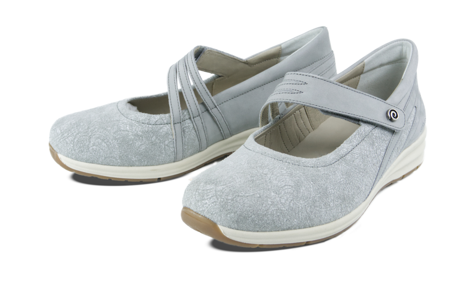 Der CORINNE Nubuk+Velour Schuh in Hellgrau, seitlich auf einem neutralen Hintergrund platziert, zeigt seine elegante Form und hochwertige Verarbeitung.