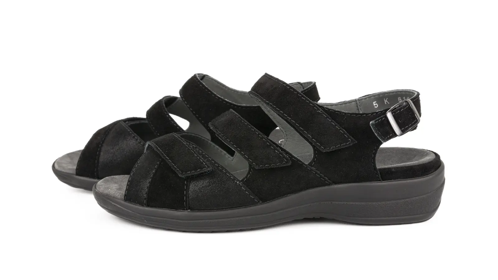 Der Schuh HEDWIG LammVelour schwarz wird von links präsentiert und zeigt seine elegante, weiche Oberfläche sowie die stilvolle Silhouette.