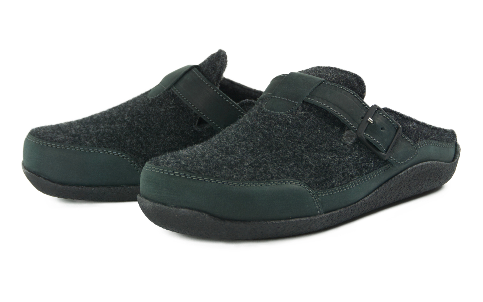 Der Schuh VIKTOR Filz+FettNubuk in anthrazit steht auf einem hellen Untergrund, mit einer klaren Sicht auf das zeitlose Design und die hochwertige Verarbeitung.