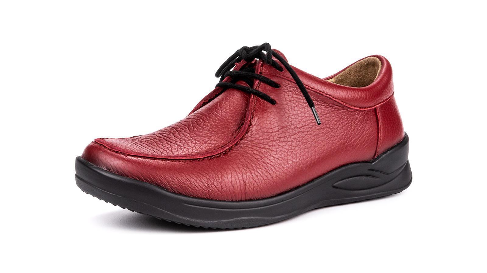 Der Schuh KAREN in Hirschleder in der Farbe Vino ist elegant in seitlicher Ansicht abgebildet, mit einem klassischen Design und feinen Details.