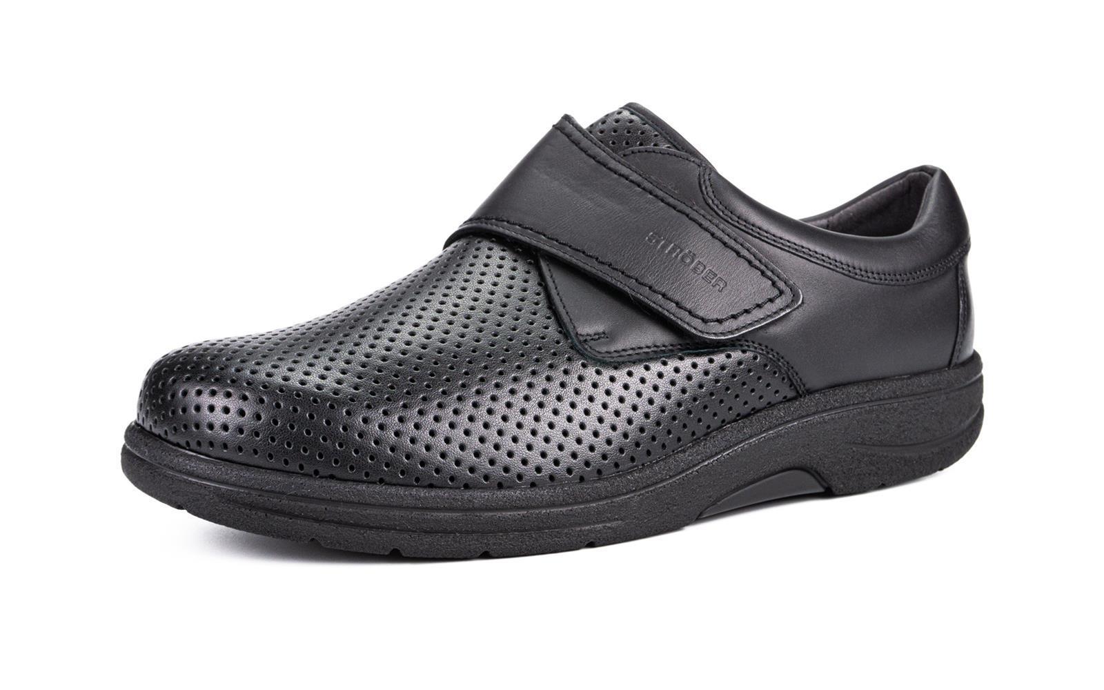 Schwarze MANOLO Schuhe aus Nappa und StretchNappa, elegant auf einem hellen Untergrund platziert, zeigen ein modernes Design.