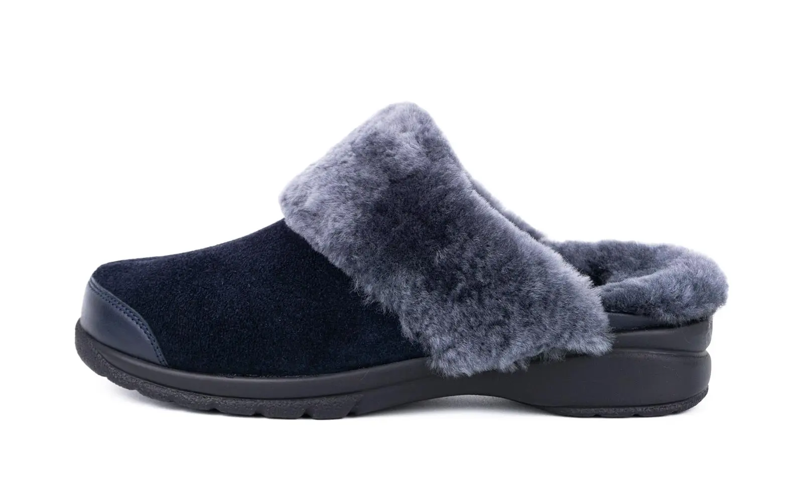 Der GABY Schuh aus Velour in marine steht elegant auf einem hellen Untergrund und zeigt seine geschwungene Form und die feine Textur.