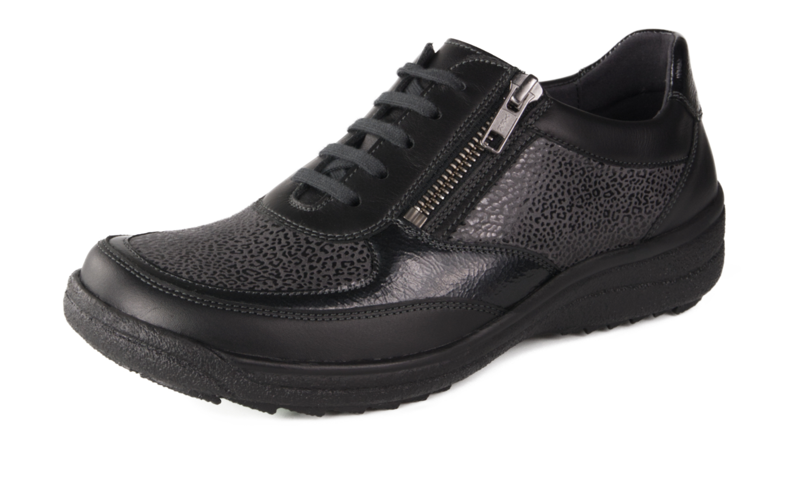 Schwarzer NATALIE Nappa + StretchLeopard Schuh mit grauen Akzenten, seitlich positioniert auf einem neutralen Hintergrund.