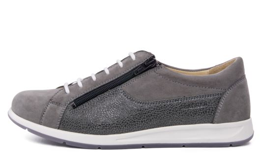 EDWINA Nub+LammVelour in grey, seitlich positioniert auf einem neutralen Hintergrund, zeigt elegantes Design und hochwertigen Veloursleder.
