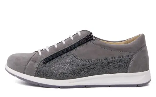 EDWINA Nub+LammVelour in grey, seitlich positioniert auf einem neutralen Hintergrund, zeigt elegantes Design und hochwertigen Veloursleder.