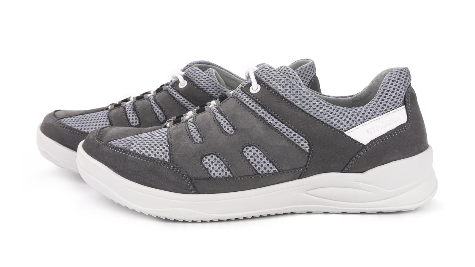 KOSIMA Schuhe aus Nubuk-Mesh in grau und silber, seitlich positioniert auf einem hellen Hintergrund.