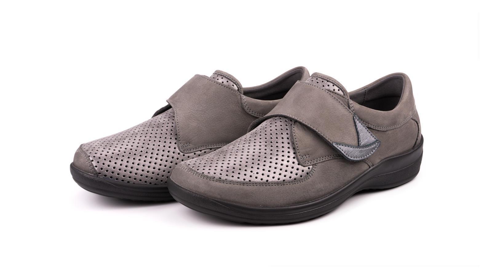 Der Schuh MARTA in grau-canna aus Nubuk-Stretch, elegant und bequem, steht auf einer weißen Fläche mit seitlicher Perspektive.