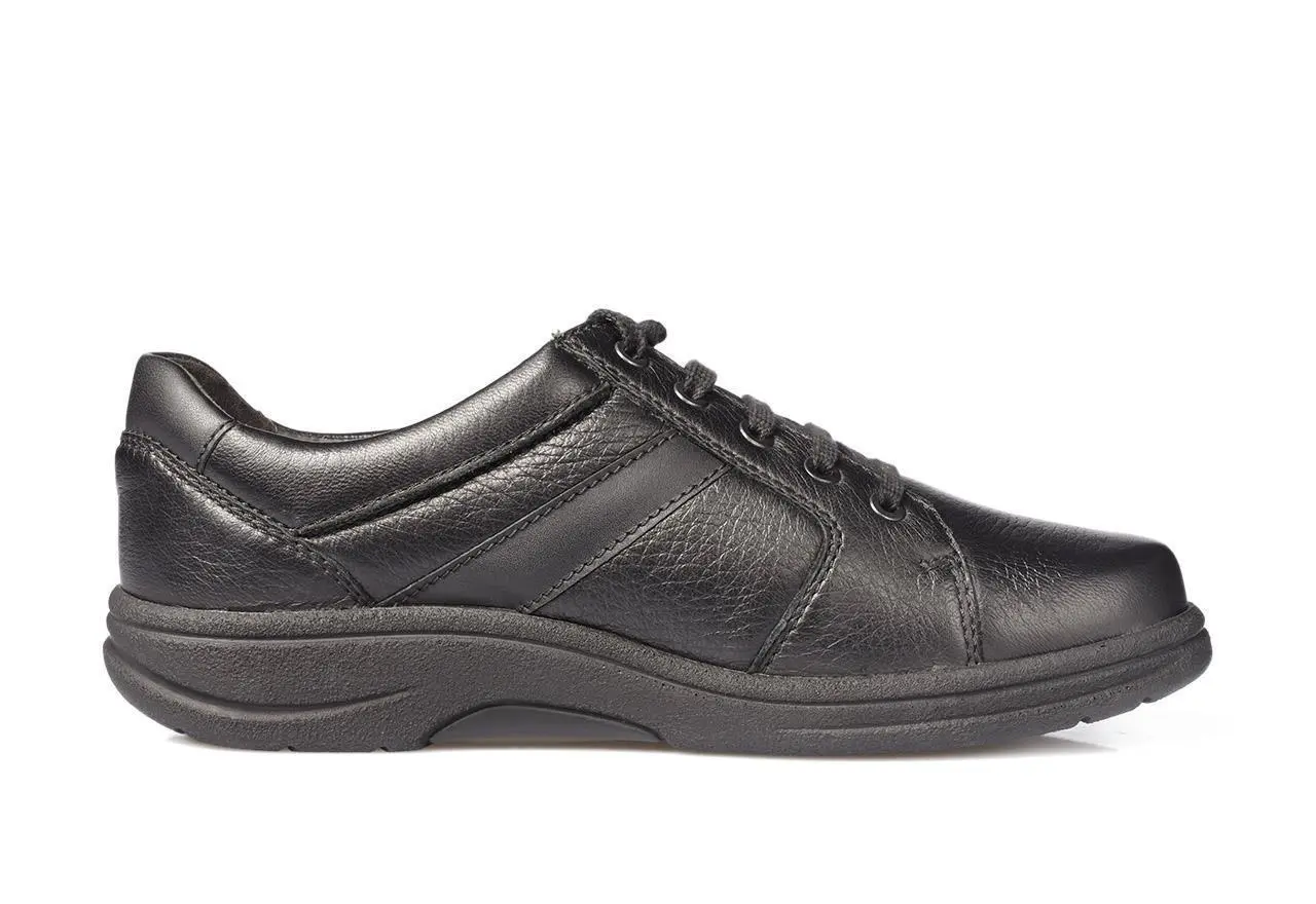 Schwarz MERLIN Schuh aus Hirsch-SportNappa, Weite K/M, seitlich auf einem weißen Hintergrund präsentiert.