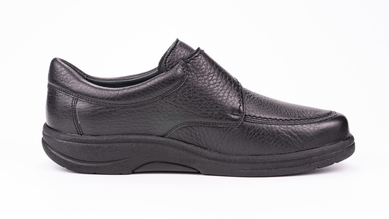 Der schwarze MAX Schuh aus Hirschleder in Weite K/M steht auf einer neutralen Oberfläche, gut sichtbar von der Seite.