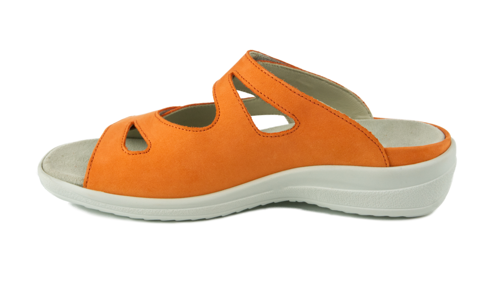 Der HANNA Nubuk Schuh in leuchtendem Orange steht auf einem hellen Hintergrund und zeigt seine sanften, geschwungenen Linien und die hochwertige Verarbeitung.