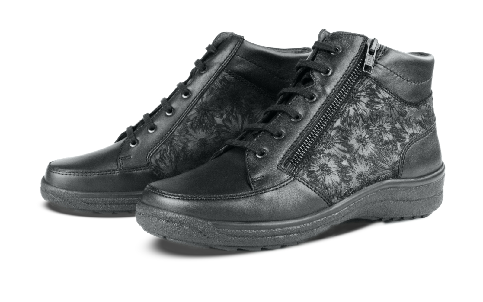 Schwarze SENTA NappaVelour Schuhe auf einem hellen Hintergrund, seitlich positioniert, zeigen das elegante Design und die hochwertige Verarbeitung.