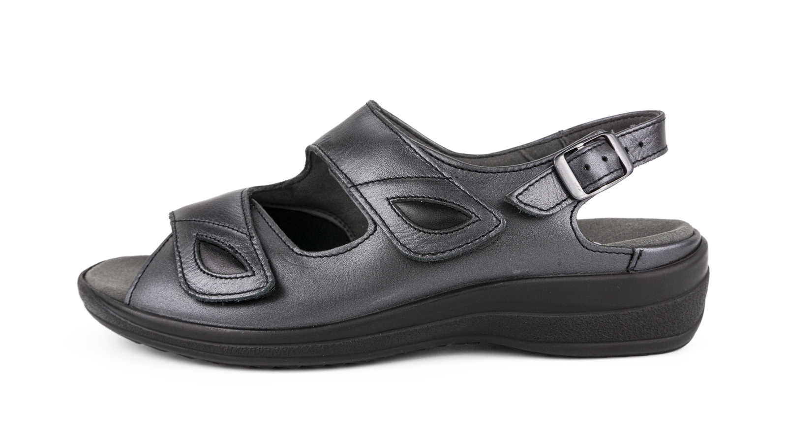 Bild zeigt den schwarzen Schuh HELGA aus Perlato und StretchNappa, elegant und stilvoll, auf einem weißen Hintergrund präsentiert.