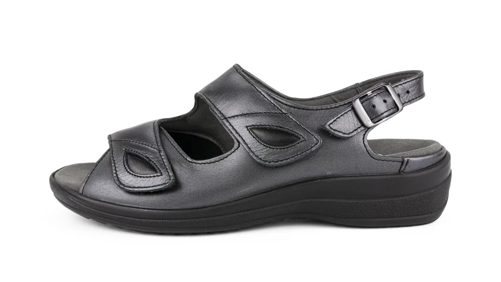 Bild zeigt den schwarzen Schuh HELGA aus Perlato und StretchNappa, elegant und stilvoll, auf einem weißen Hintergrund präsentiert.