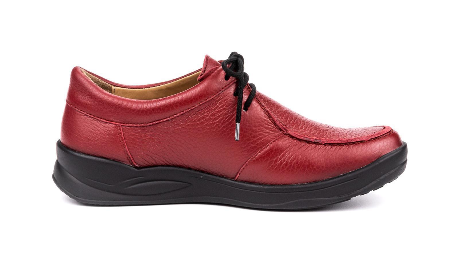 Der Schuh KAREN in Hirschleder in der Farbe Vino von der Seite, elegant platziert auf einem neutralen Hintergrund.