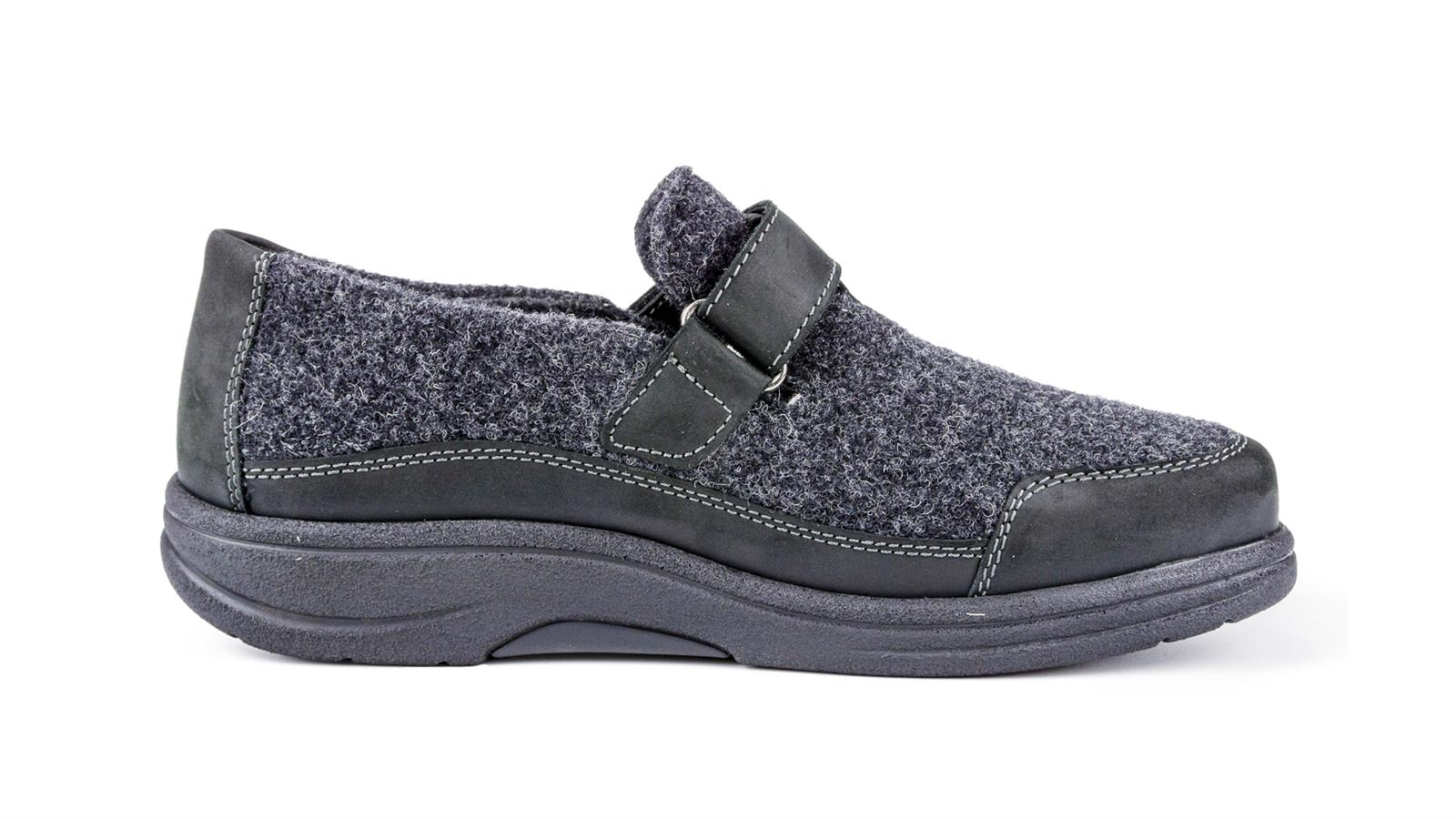 Der MORGAN Filz FettNubuk Schuh in anthrazit ist seitlich auf einem hellen Untergrund abgebildet, seine weiche Textur und elegante Form sind gut sichtbar.