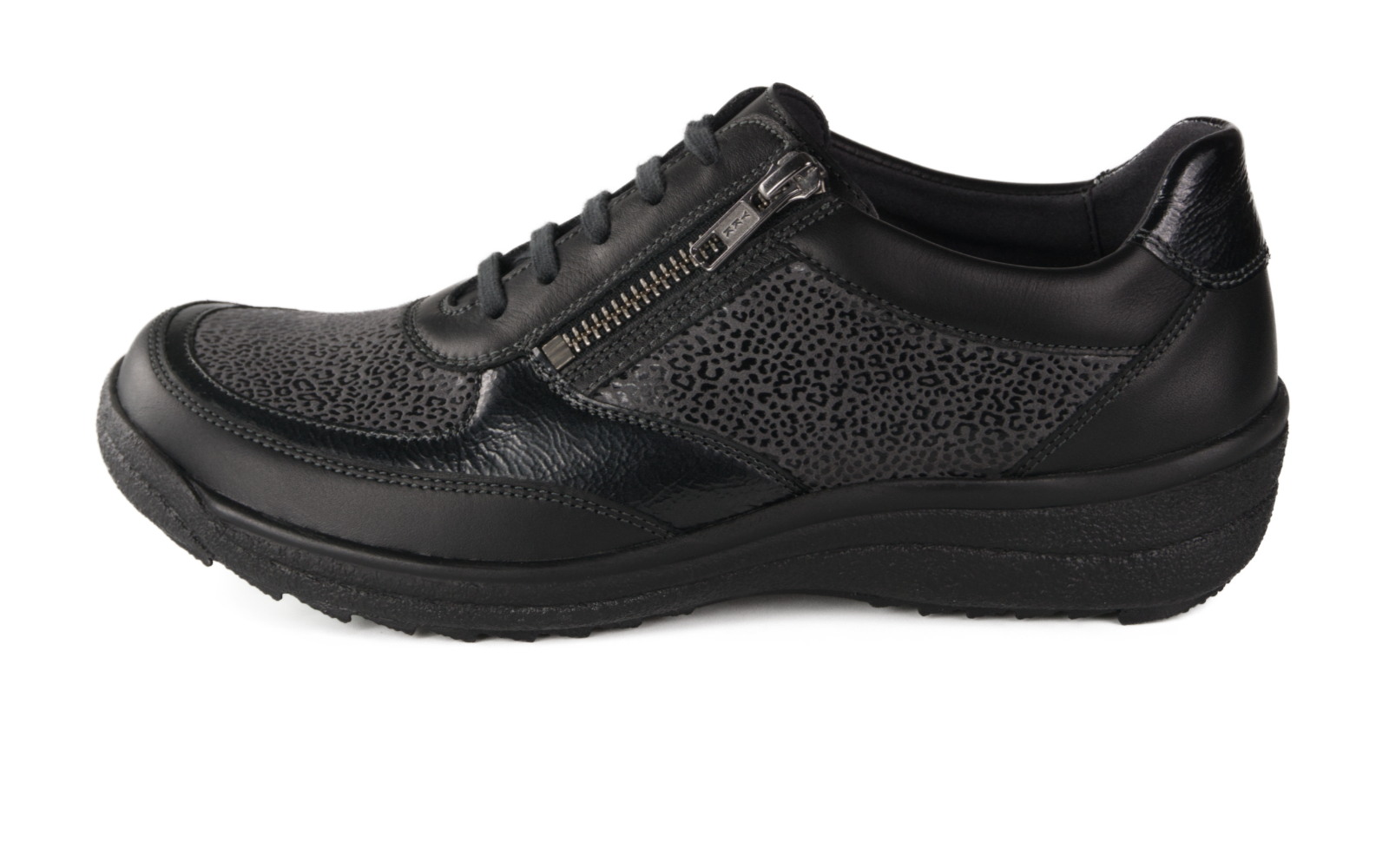 NATALIE Nappa+StretchLeo in schwarz+grey NATALIE Nappa + StretchLeopard in schwarz-grau, elegant auf einem weißen Hintergrund platziert, mit weichem Nappa-Leder und elastischem Leopardenmuster.