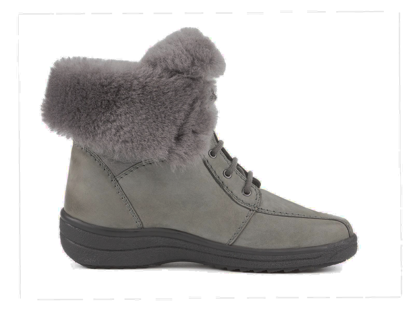 SALLY Schuh aus grauem Nubuk DoubleFace, elegant auf einem neutralen Hintergrund platziert, betont Komfort und Stil.