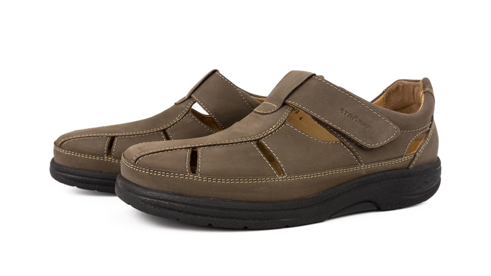 Der Schuh MAURICE aus FettNubuk in borke steht auf einer neutralen Oberfläche und zeigt seine elegante Form und hochwertige Verarbeitung.