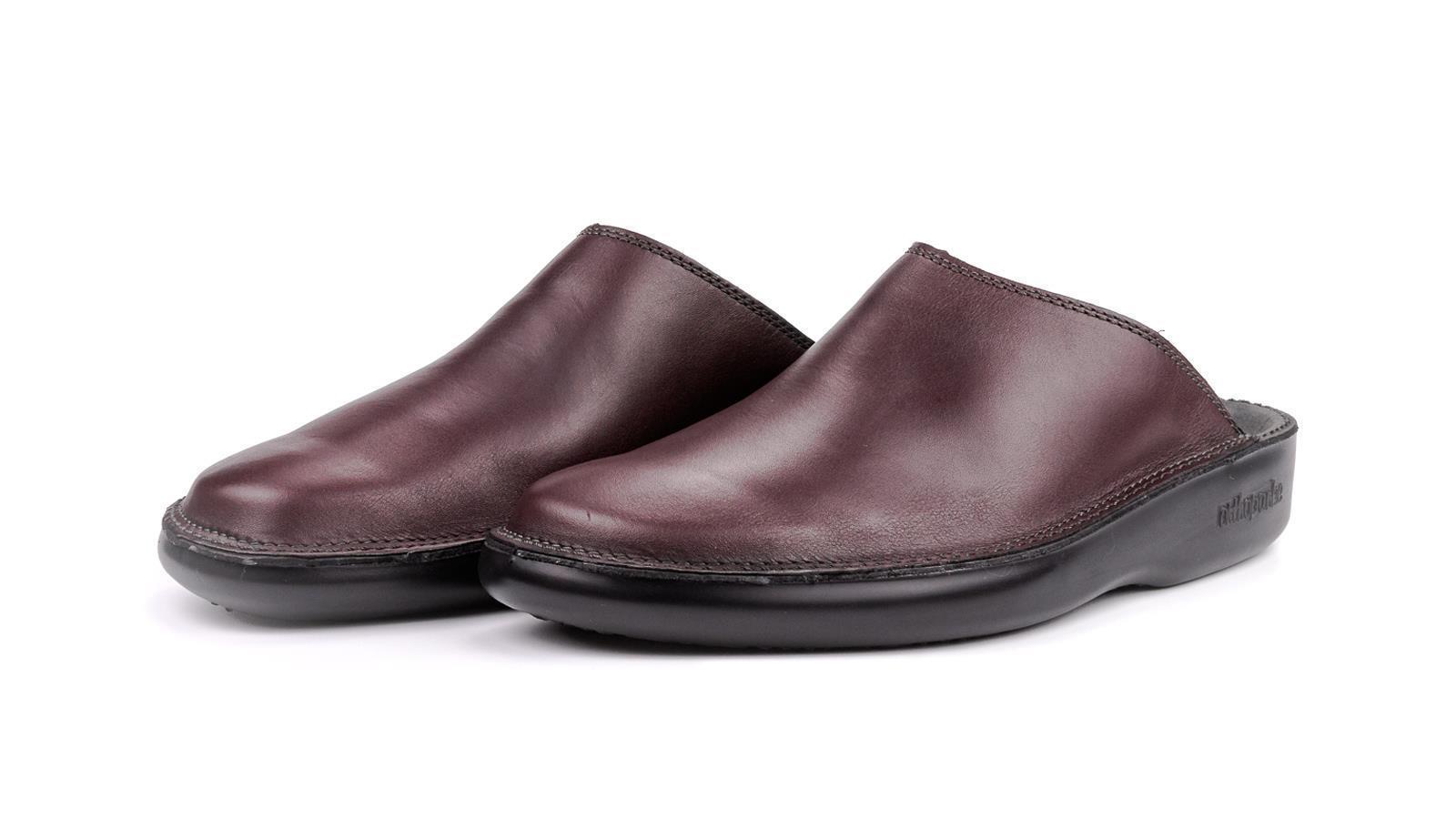 Der Schuh ADAM von Buffalo in bordeaux steht auf einem hellen Hintergrund, mit einem eleganten Design und modischen Schnürsenkeln.