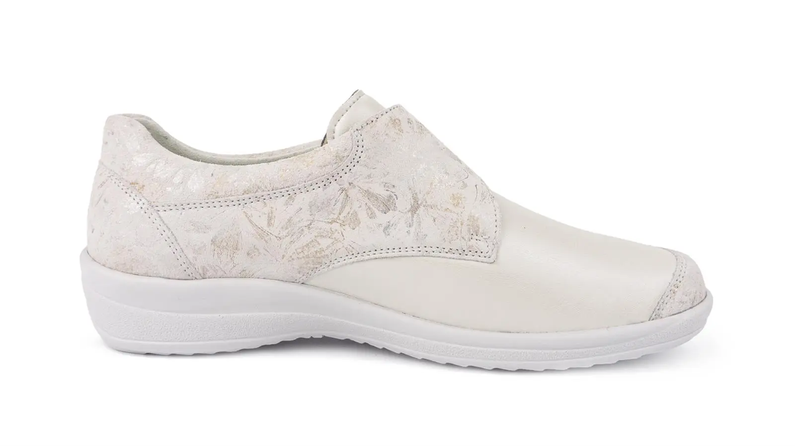 Der Schuh MURIEL, Velour Stretch in bianco perle, präsentiert sich elegant in einer Seitenansicht, mit weichem Veloursleder und dezentem Design.