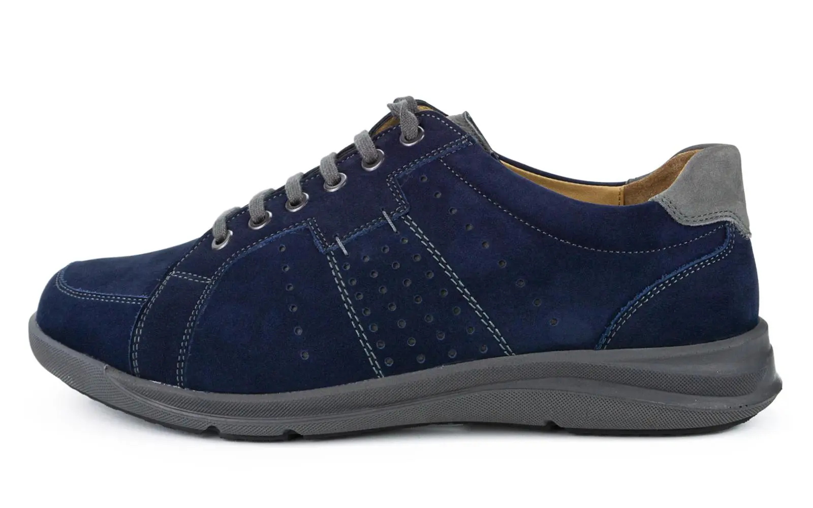 Der PASCAL Nubuk Schuh in marine, elegant und zeitlos, steht auf einem hellen Untergrund, perfekt für lässige und schicke Outfits.