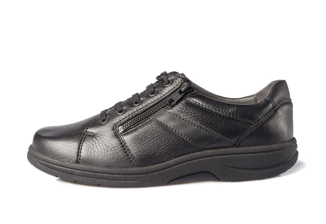 Der Schuh MERLIN aus schwarzem Hirsch-SportNappa in Weite H/J, elegant und hochwertig, von der Seite abgebildet.
