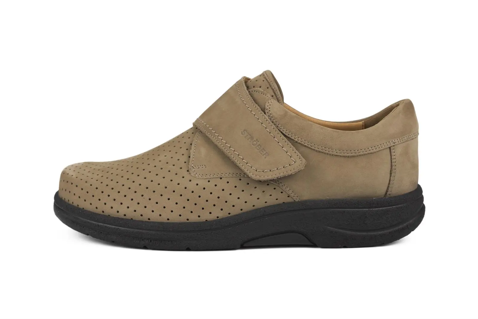 Der Schuh MARLON, aus perforiertem Nubuk in stone, präsentiert sich seitlich auf einem neutralen Hintergrund.