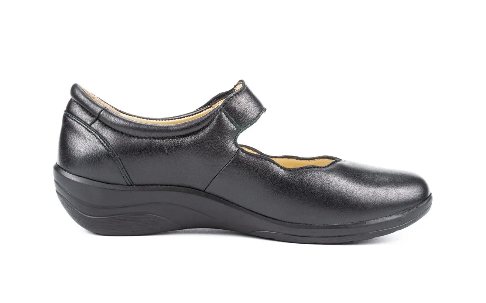 Eleganter schwarzer LENA Schuh aus LammNappa, seitlich präsentiert, mit weichem Obermaterial und modischem Design.